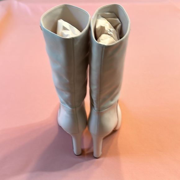 New Larroude Hand Made Leather Boots. Bone. Size 9. - Picture 3 of 9